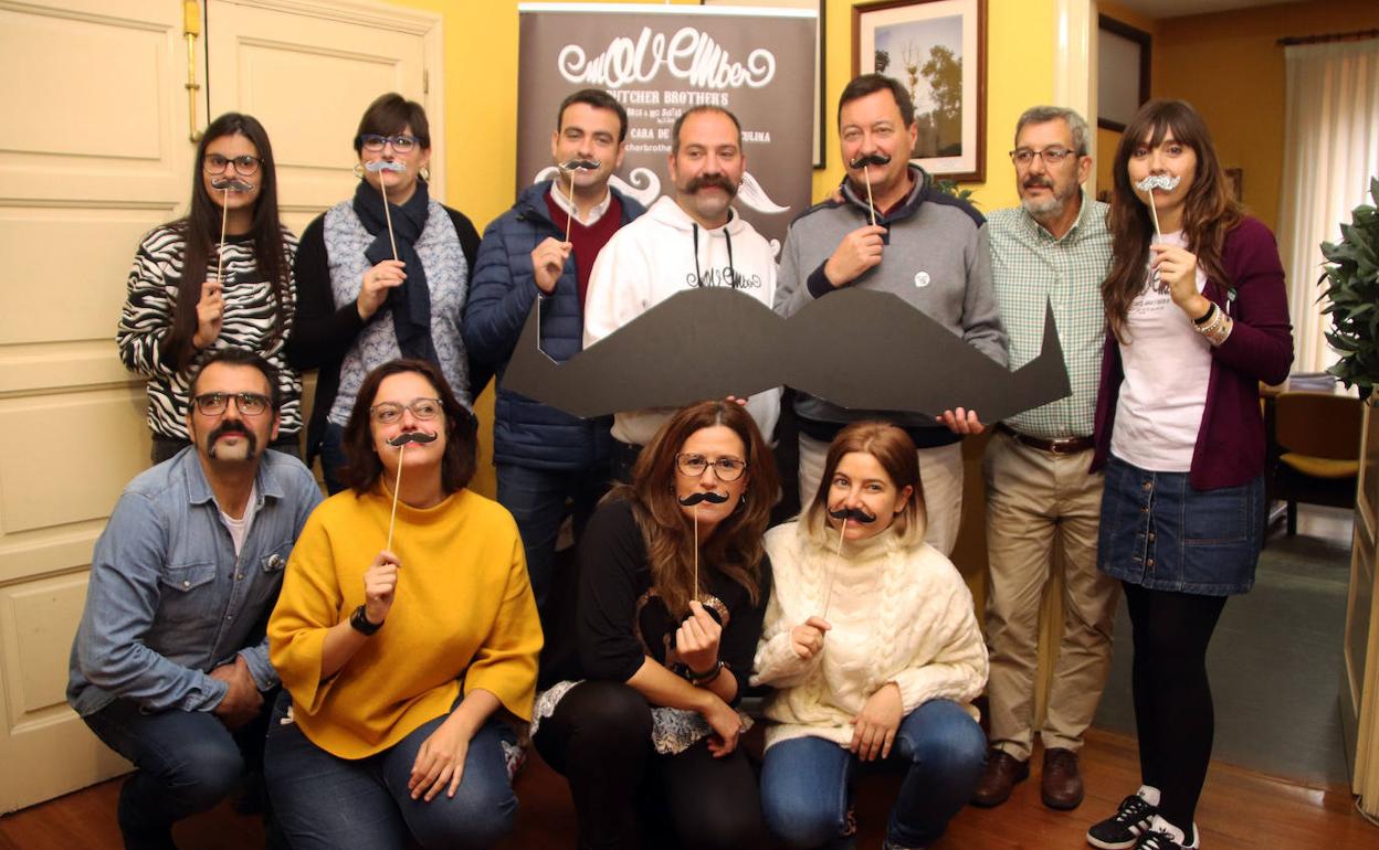 Miembros de la Corporación y de los Butcher Brother's posan con sus bigotes.