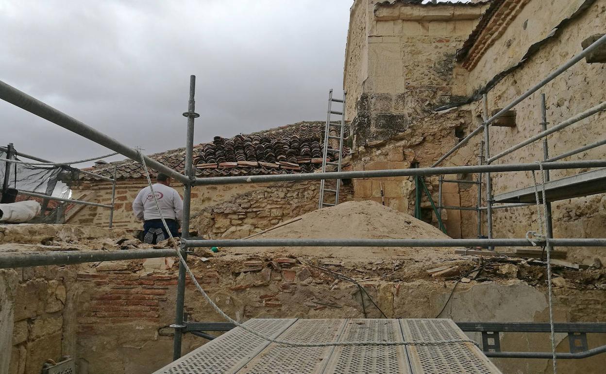 Obras en las cubiertas del lado norte de la iglesia de San Esteban.