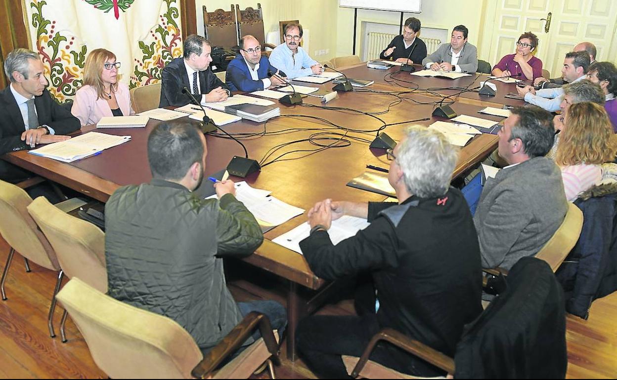 Reunión ayer del concejal Luis Vélez con los alcaldes del Área Metropolitana para tratar la sentencia que anula la Ordenanza.