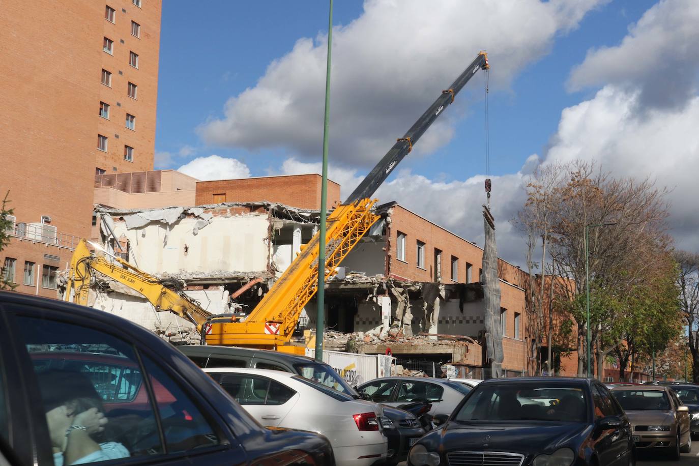 Fotos: Derribo del edificio Bañuelos, junto al hospital Clínico de Valladolid