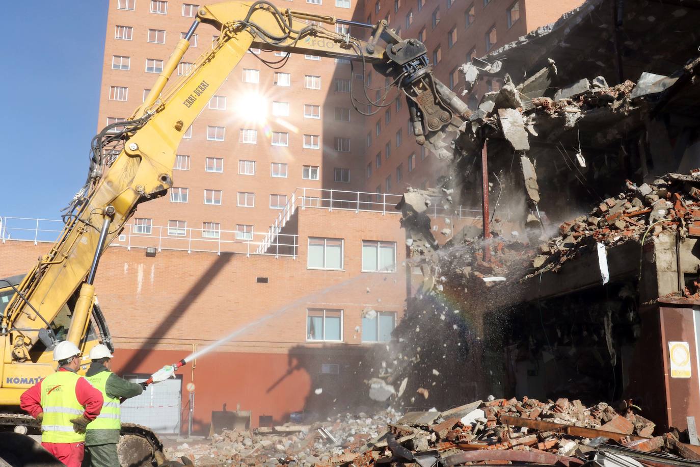 Fotos: Derribo del edificio Bañuelos, junto al hospital Clínico de Valladolid