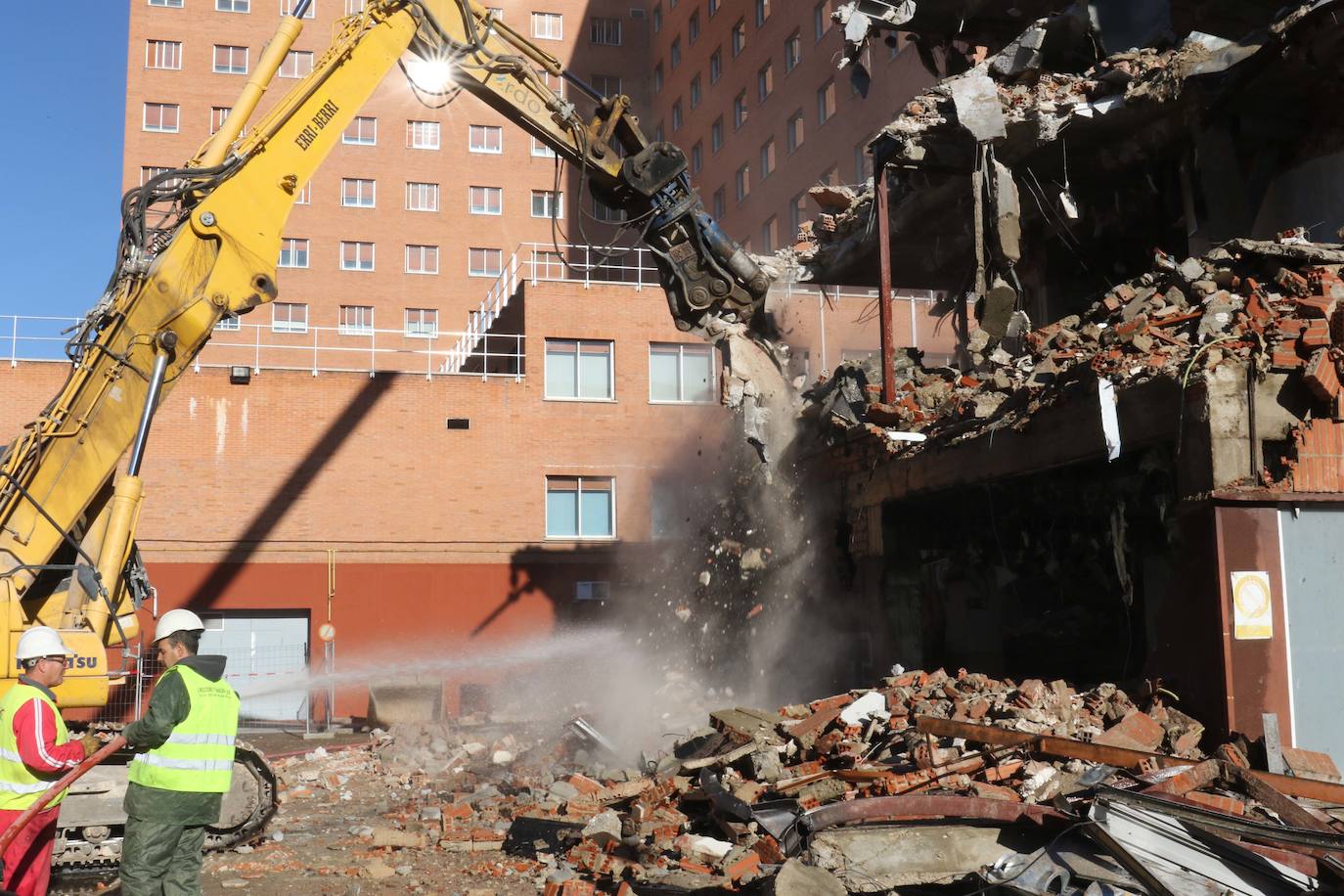 Fotos: Derribo del edificio Bañuelos, junto al hospital Clínico de Valladolid