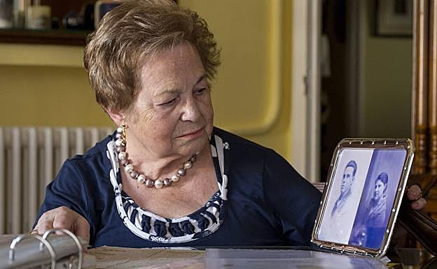Mercedes Abril, con una foto de sus padres. 