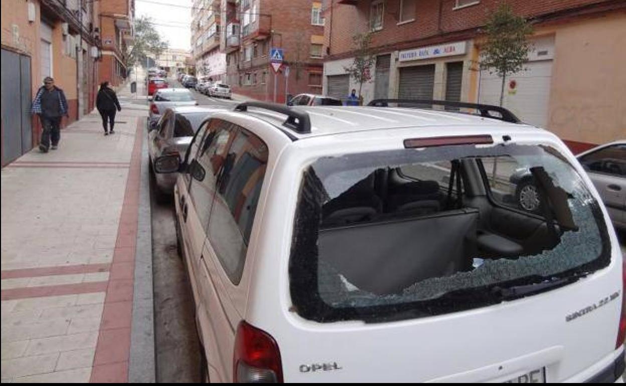 Luna reventada de un monovolumen por los ladrones en la calle Pingüino de Pajarillos.