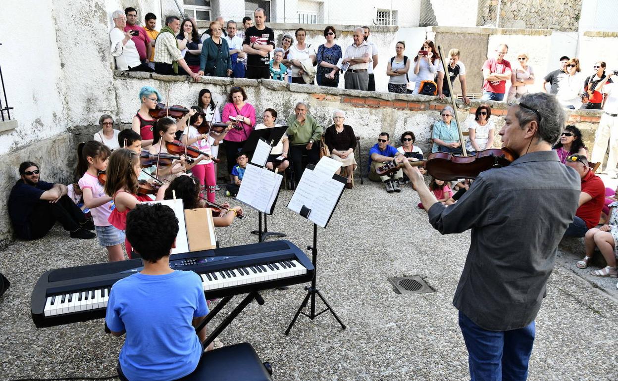 Paseo musical organizado por la Escuela de Música de El Espinar. 