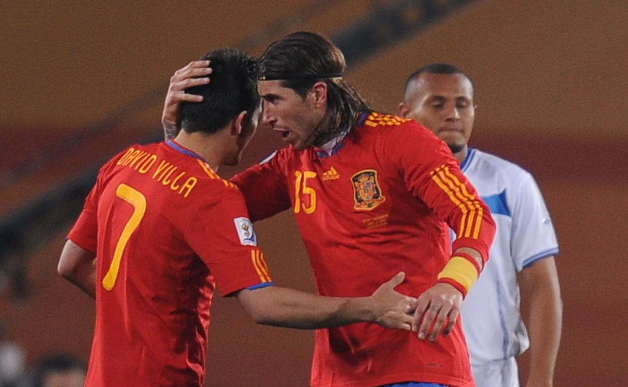 Sergio Ramos felicita a David Villa tras un gol a Honduras en el Mundial de Sudáfrica.