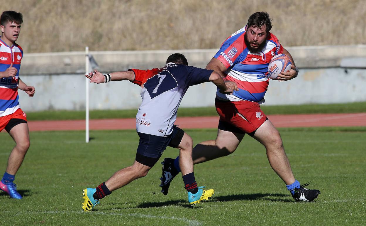 Un jugador del BigMat Tabanera Lobos avanza con el oval en su poder.