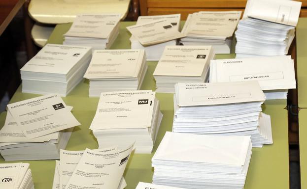 Papeletas para el Congreso en un colegio electoral de Palencia.