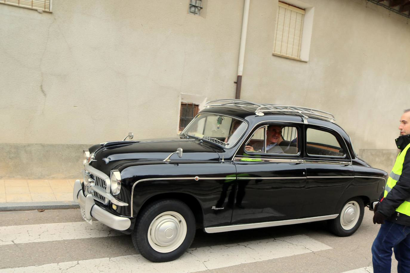 Concentración de coches en Cevico de la Torre. 