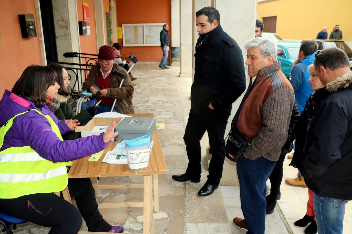 Concentración de coches en Cevico de la Torre. 