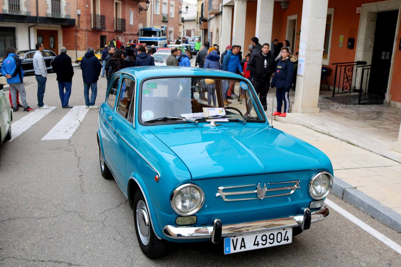 Concentración de coches en Cevico de la Torre. 