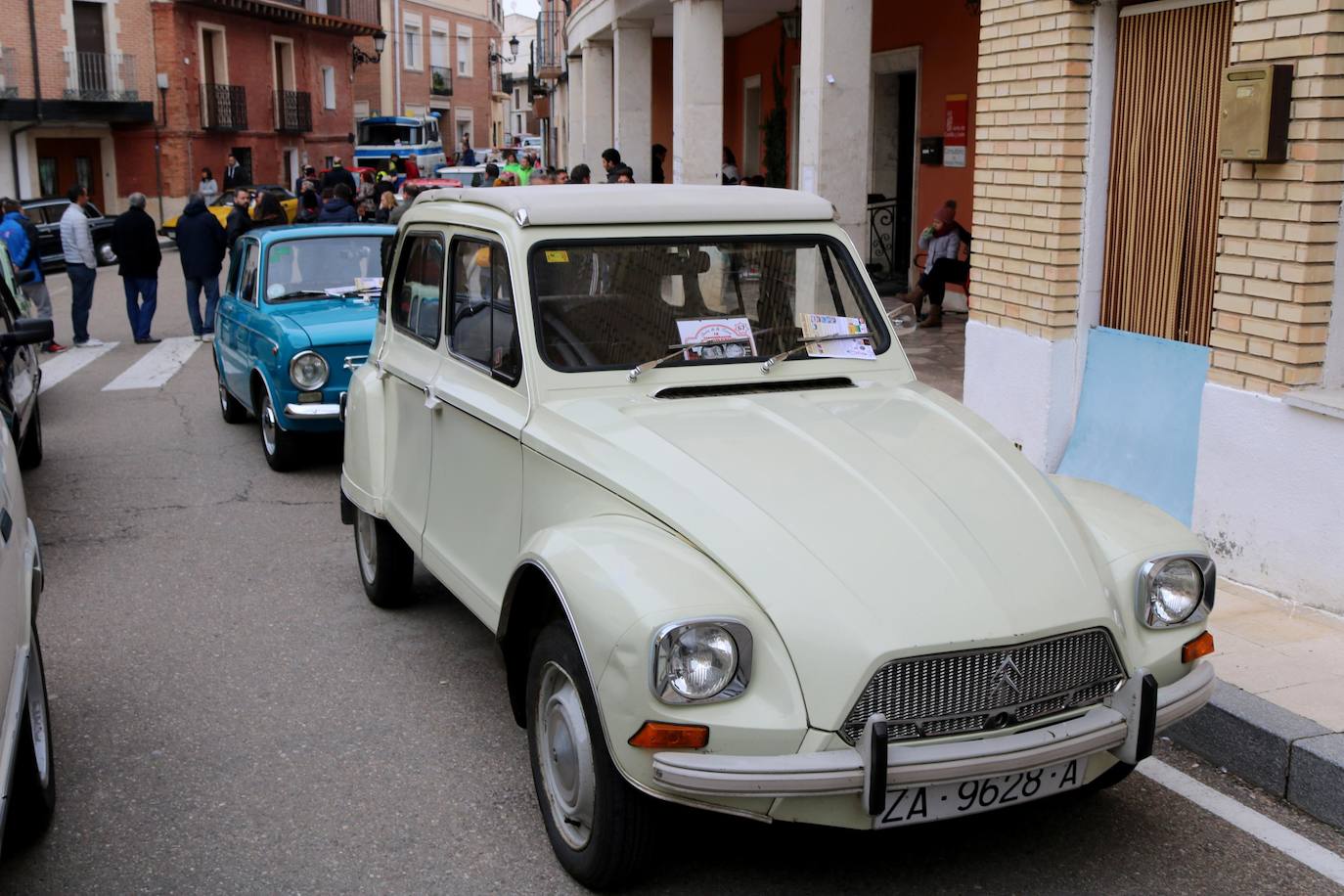Concentración de coches en Cevico de la Torre. 