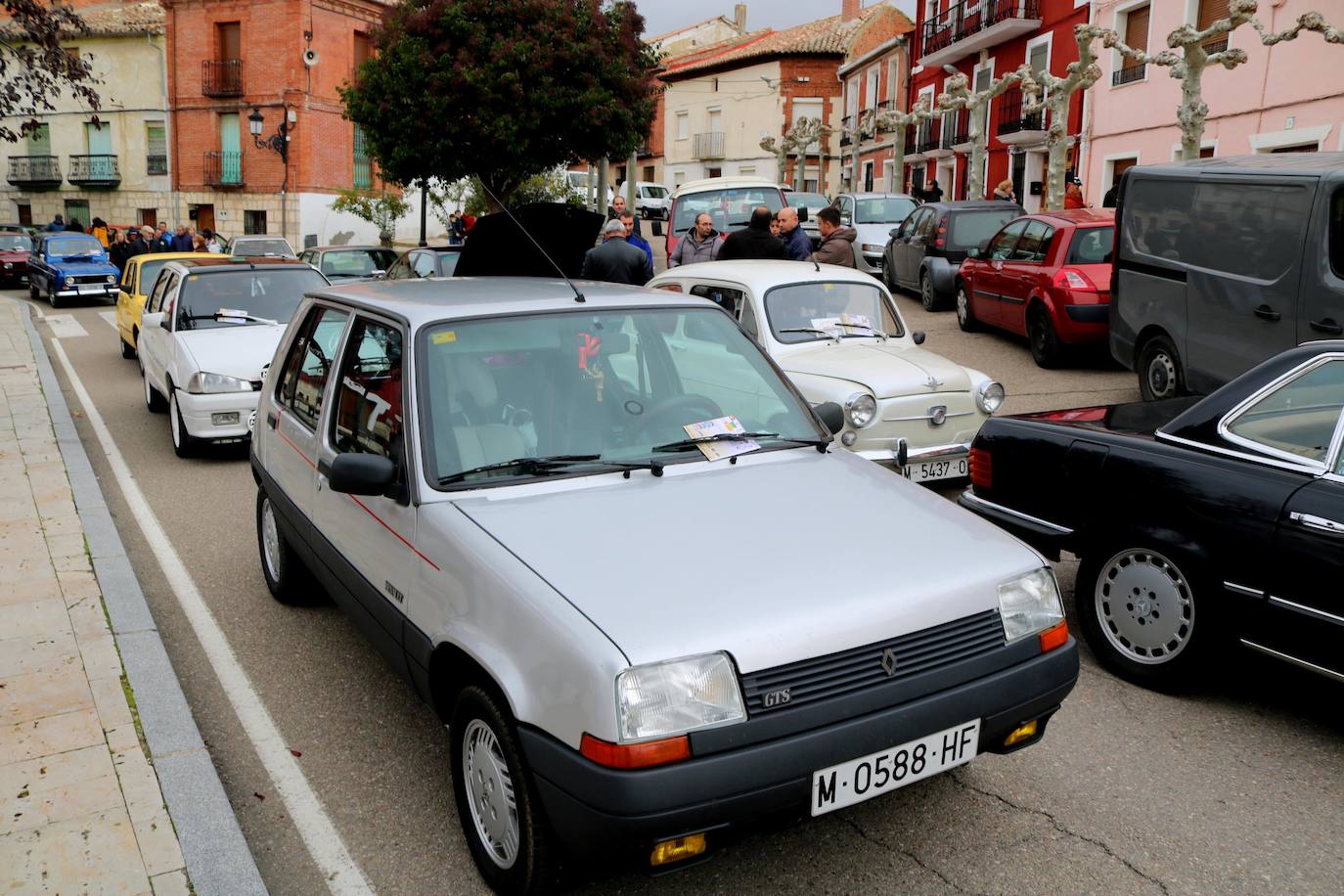 Concentración de coches en Cevico de la Torre. 