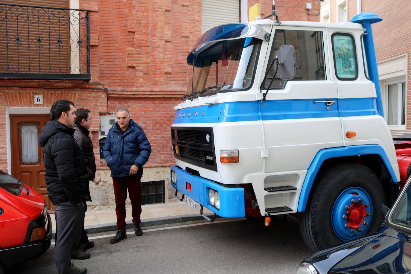 Concentración de coches en Cevico de la Torre. 