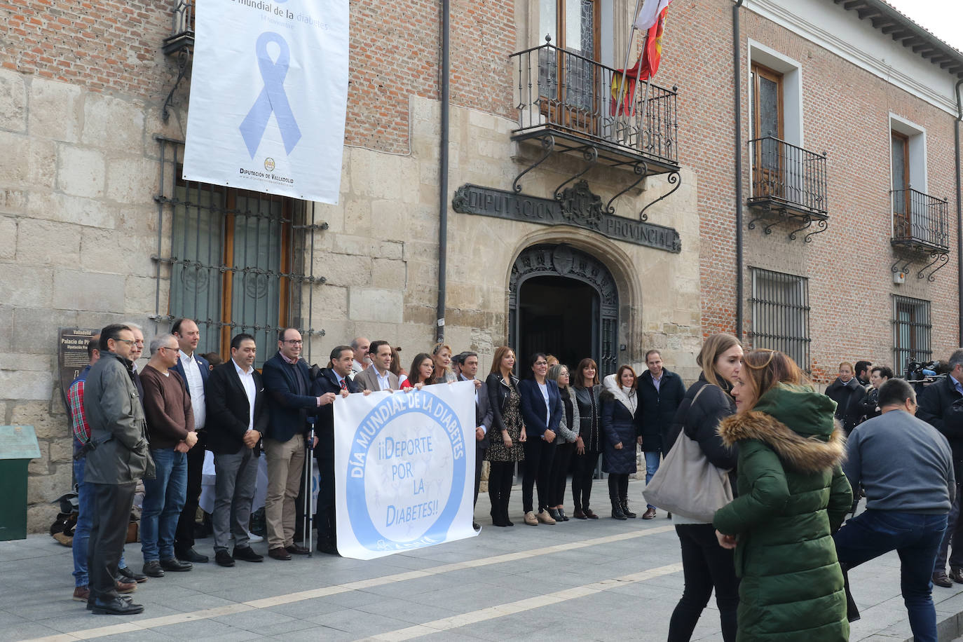 El Colegio de Enfermería, la Asociación Diabetes y la Facultad de Enfermería de Valladolid instalan ocho mesas informativas para sensibilizar a la población sobre esta enfermedad y realizar controles de glucemia.