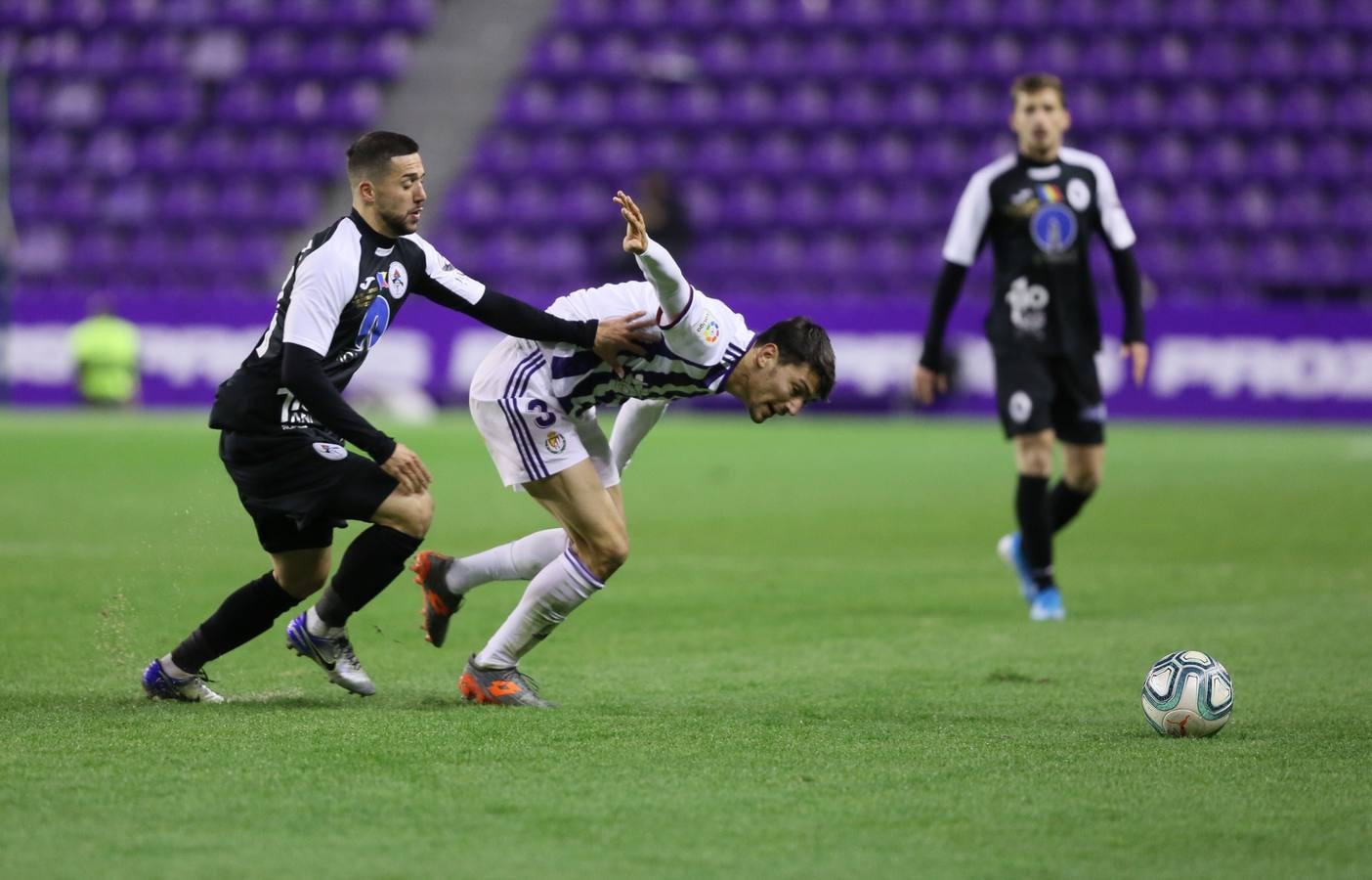 Un gol de Toni a la media hora dio el triunfo al Pucela en un Zorrilla desierto frente a un discreto Gaz Metan rumano