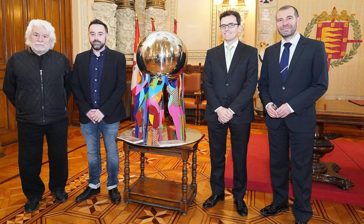 Ciristóbal Garrrón, José Antonio Pérez, Pedro Herrero y David Espinar, escoltan la maqueta de la escultura «Abrazo a la ilusión'. 