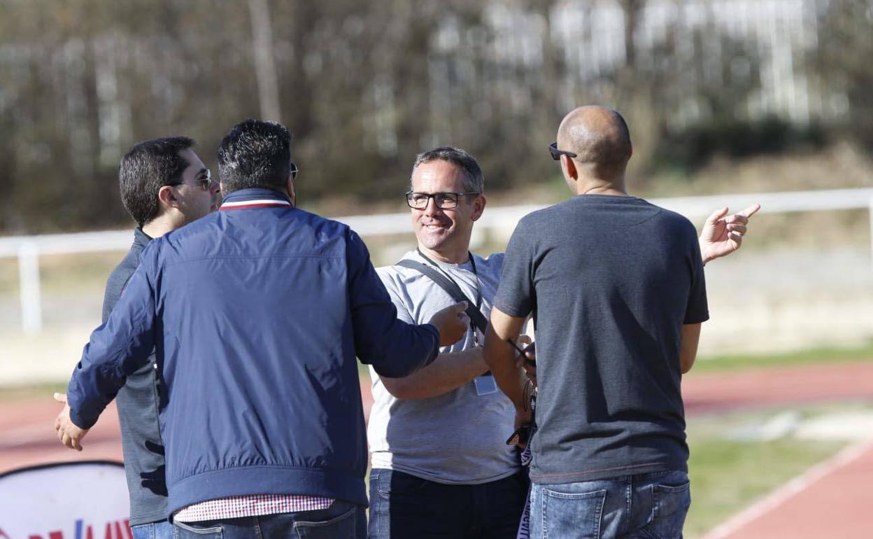 Gorka Etxeberria, en el centro, charla con Tejedor, Sandoval y otro miembro del club