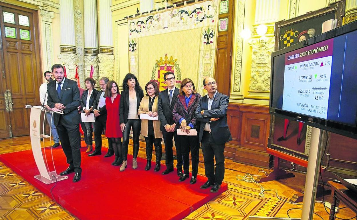 Óscar Puente, junto a los concejales en la presentación de las cuentas.