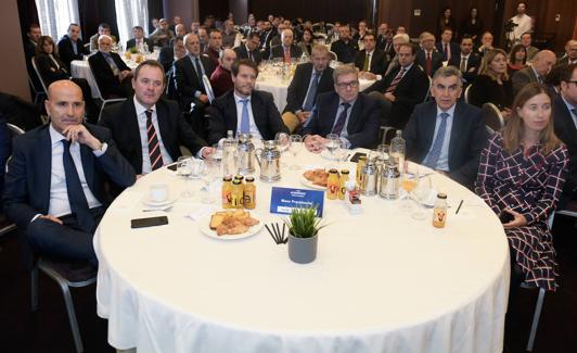 De izquierda a derecha, Enrique Maganto, de Banco Sabadell; Ángel Ortiz, director de El Norte de Castilla; Eduardo Currás, subdirector general de Banco Sabadell; Ángel de las Heras, director general de El Norte; Patricio Llorente, de Collosa, y Eva Lamalfa, de Gullón..