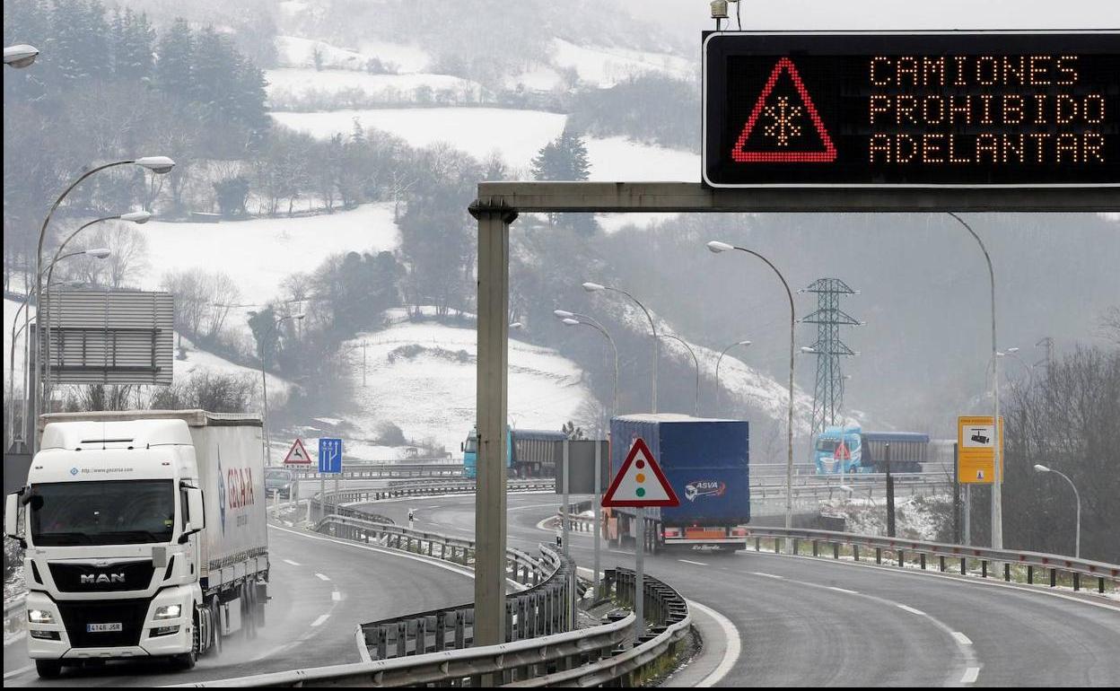 Camiones circulando por la autopista del Huerna, en León.