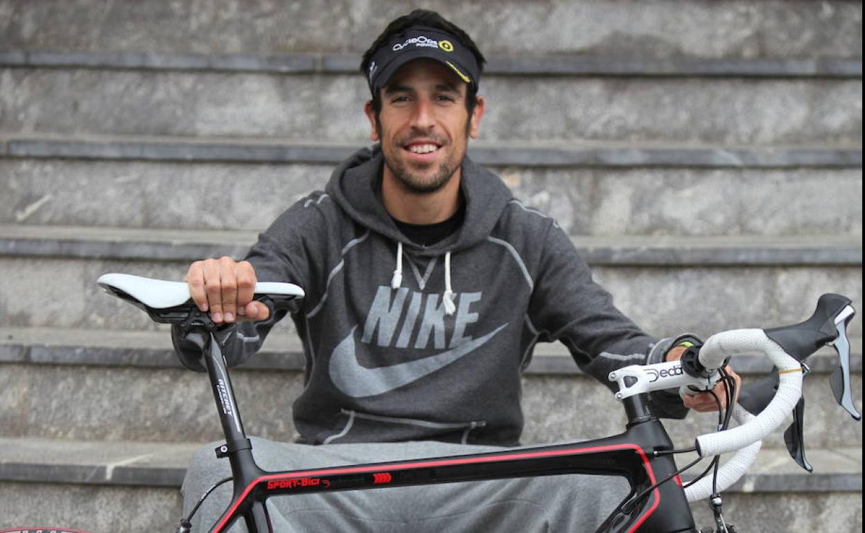 El duatleta Emilio Martín posa con una bicicleta.