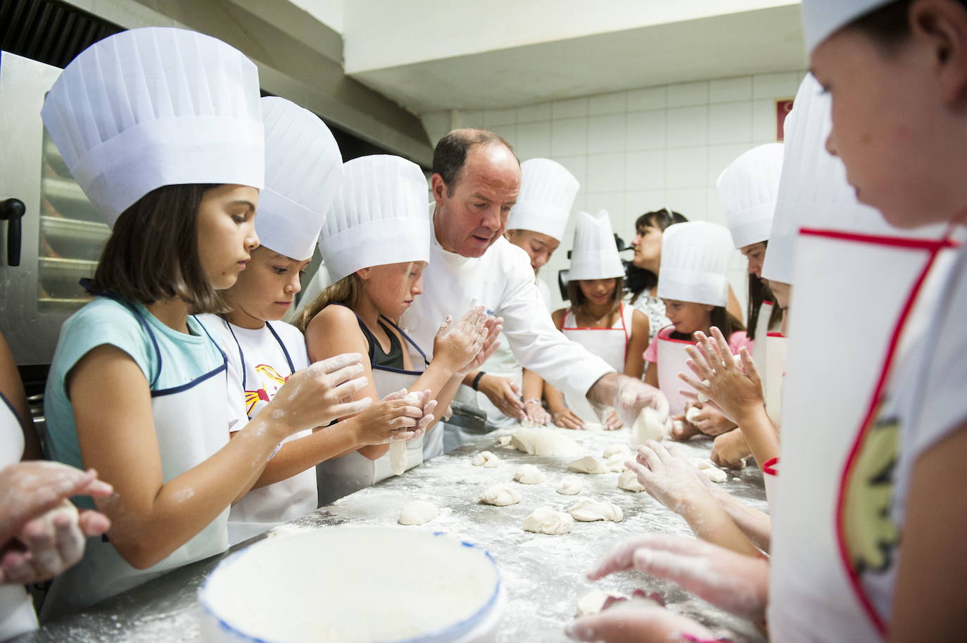 Niños aprenden a elaborar pan y macarrones con tomate de la mano del restaurador Cándido López.