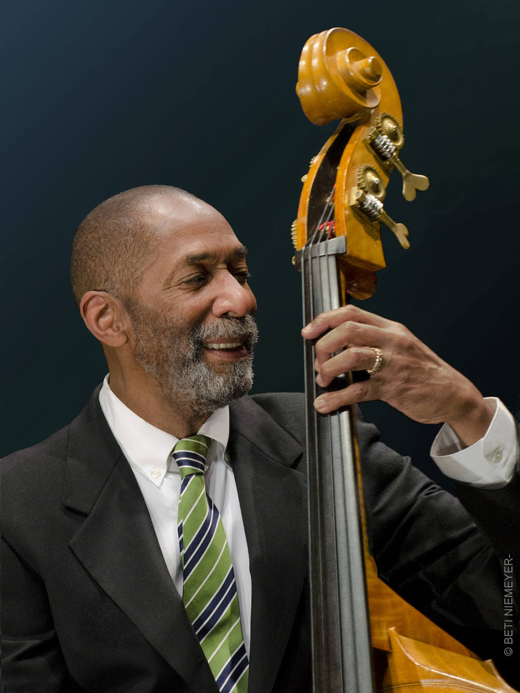 Ron Carter al contrabajo, en uno de sus conciertos. 