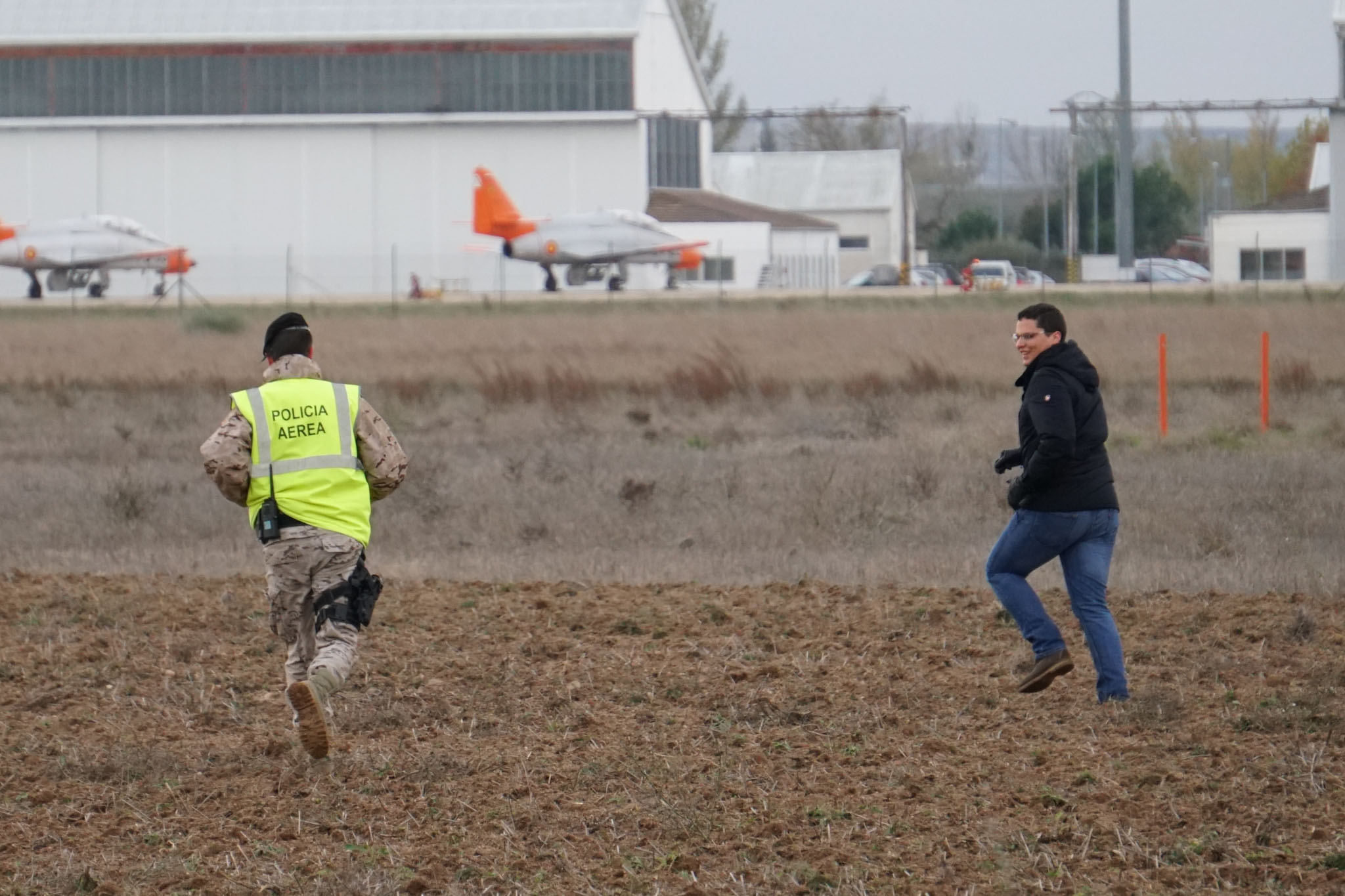 El simulacro 'VEGA 19' ha recreado el accidente de un avión de pasajeros proveniente de un país fuera del espacio Schengen que declara una emergencia por un problema en su tren de aterrizaje | Alumnos de Adventia y personal de la base aérea ejercieron como tripulantes, pasajeros y familiares