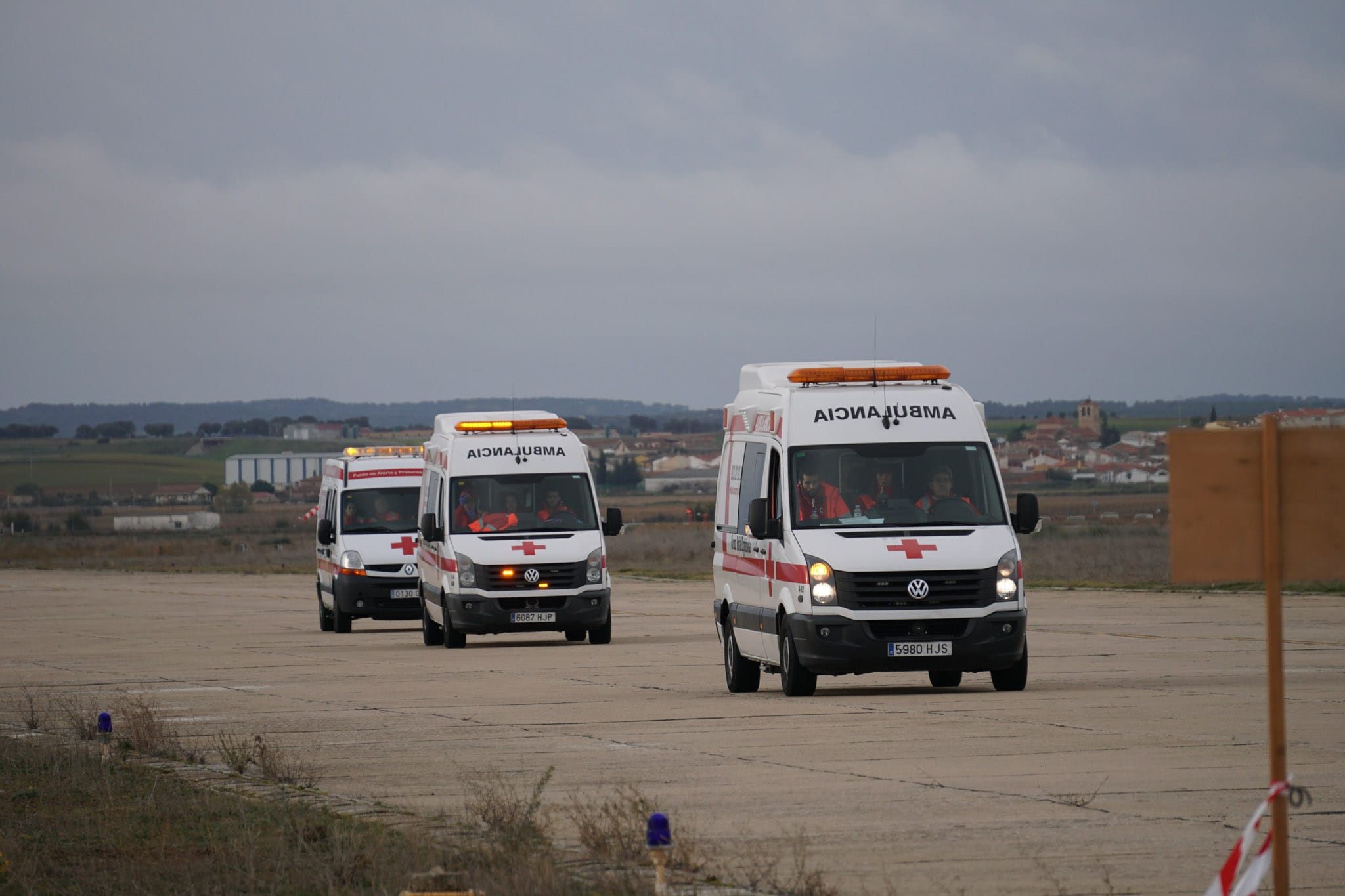 El simulacro 'VEGA 19' ha recreado el accidente de un avión de pasajeros proveniente de un país fuera del espacio Schengen que declara una emergencia por un problema en su tren de aterrizaje | Alumnos de Adventia y personal de la base aérea ejercieron como tripulantes, pasajeros y familiares