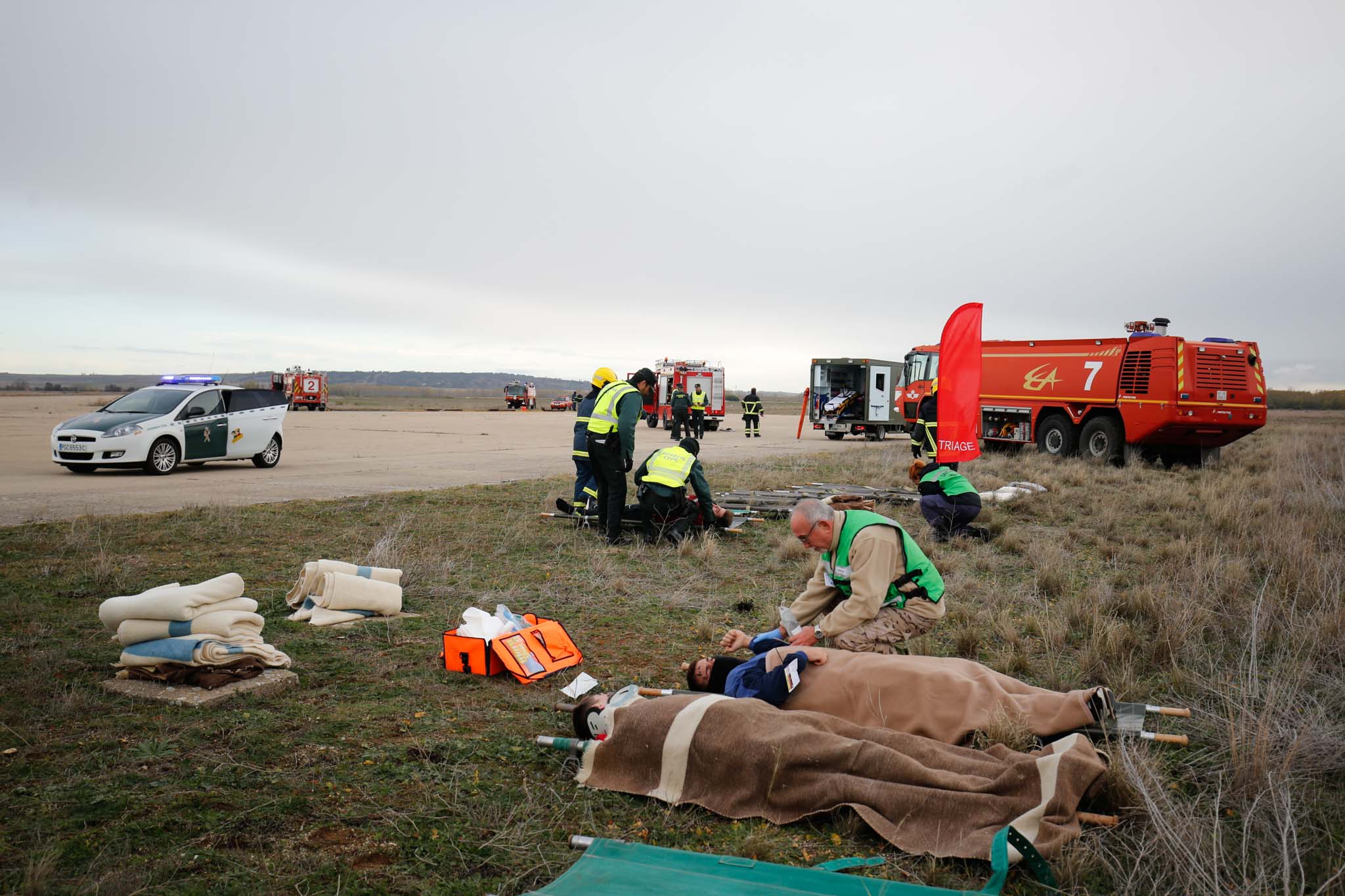 El simulacro 'VEGA 19' ha recreado el accidente de un avión de pasajeros proveniente de un país fuera del espacio Schengen que declara una emergencia por un problema en su tren de aterrizaje | Alumnos de Adventia y personal de la base aérea ejercieron como tripulantes, pasajeros y familiares