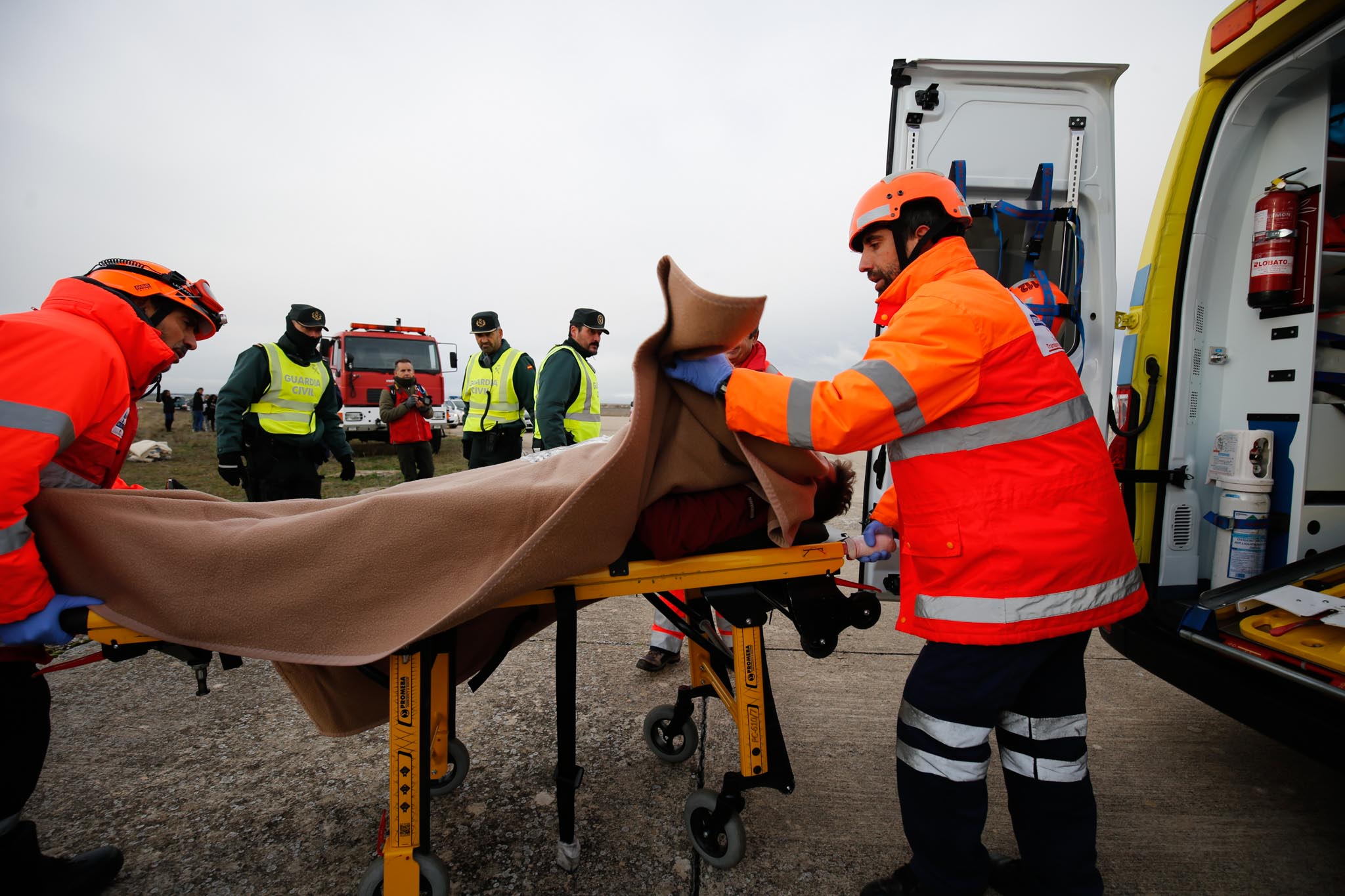 El simulacro 'VEGA 19' ha recreado el accidente de un avión de pasajeros proveniente de un país fuera del espacio Schengen que declara una emergencia por un problema en su tren de aterrizaje | Alumnos de Adventia y personal de la base aérea ejercieron como tripulantes, pasajeros y familiares