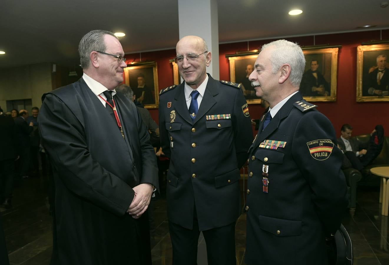 El decano del Colegio de Abogados, Javier Garicano Añíbarro, recibió de manos de la presidenta del Consejo General de la Abogacía Española, Victoria Ortega, la Gran Cruz al Mérito en el Servicio de la Abogacía | Además, se impusieron 59 insignias de plata, y las de oro fueron para Ángel Sanz Velasco y Luis Lavín | El acto concluyó con un homenaje a Blanca Montes, fallecida en julio