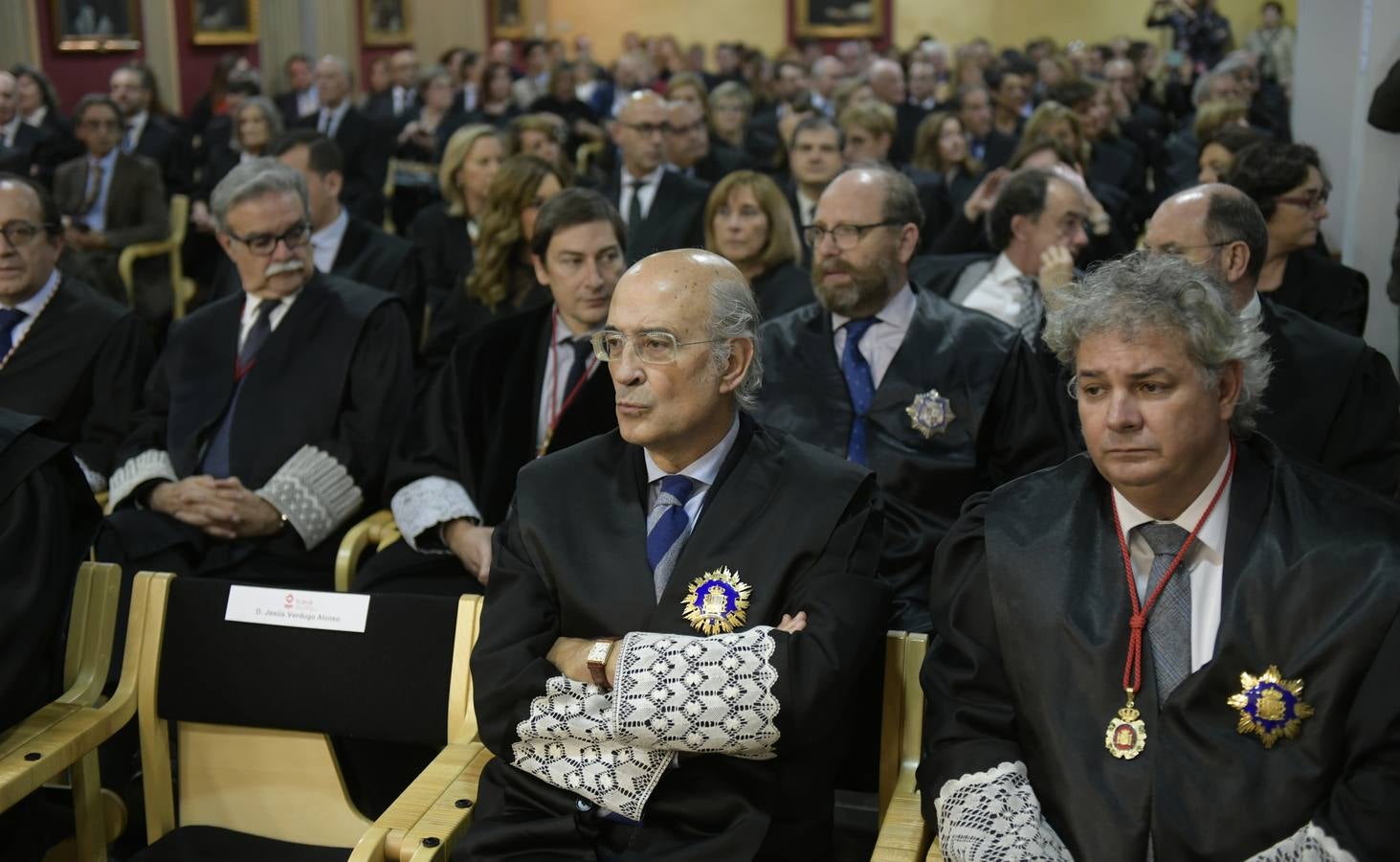 El decano del Colegio de Abogados, Javier Garicano Añíbarro, recibió de manos de la presidenta del Consejo General de la Abogacía Española, Victoria Ortega, la Gran Cruz al Mérito en el Servicio de la Abogacía | Además, se impusieron 59 insignias de plata, y las de oro fueron para Ángel Sanz Velasco y Luis Lavín | El acto concluyó con un homenaje a Blanca Montes, fallecida en julio