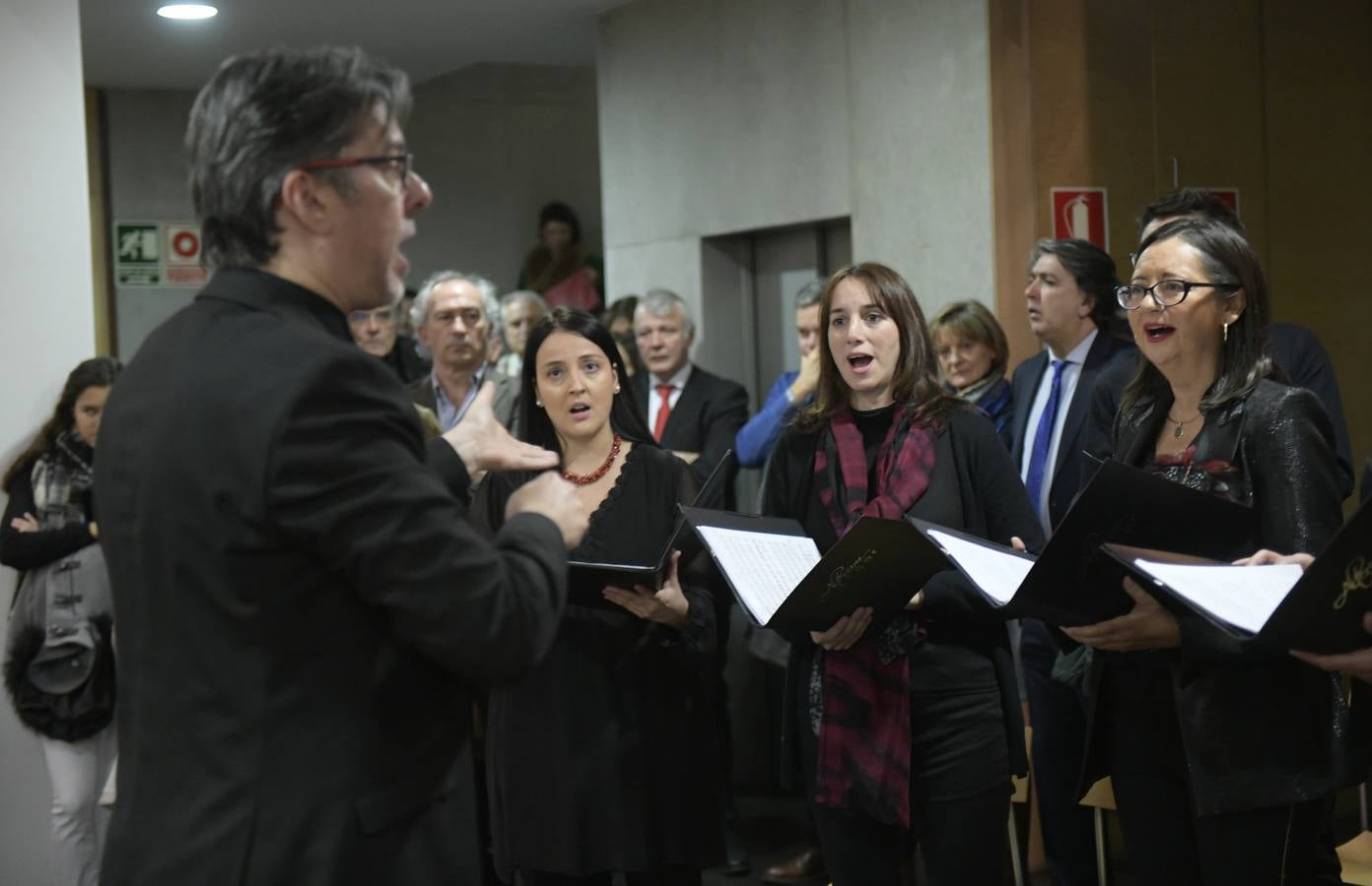 El decano del Colegio de Abogados, Javier Garicano Añíbarro, recibió de manos de la presidenta del Consejo General de la Abogacía Española, Victoria Ortega, la Gran Cruz al Mérito en el Servicio de la Abogacía | Además, se impusieron 59 insignias de plata, y las de oro fueron para Ángel Sanz Velasco y Luis Lavín | El acto concluyó con un homenaje a Blanca Montes, fallecida en julio