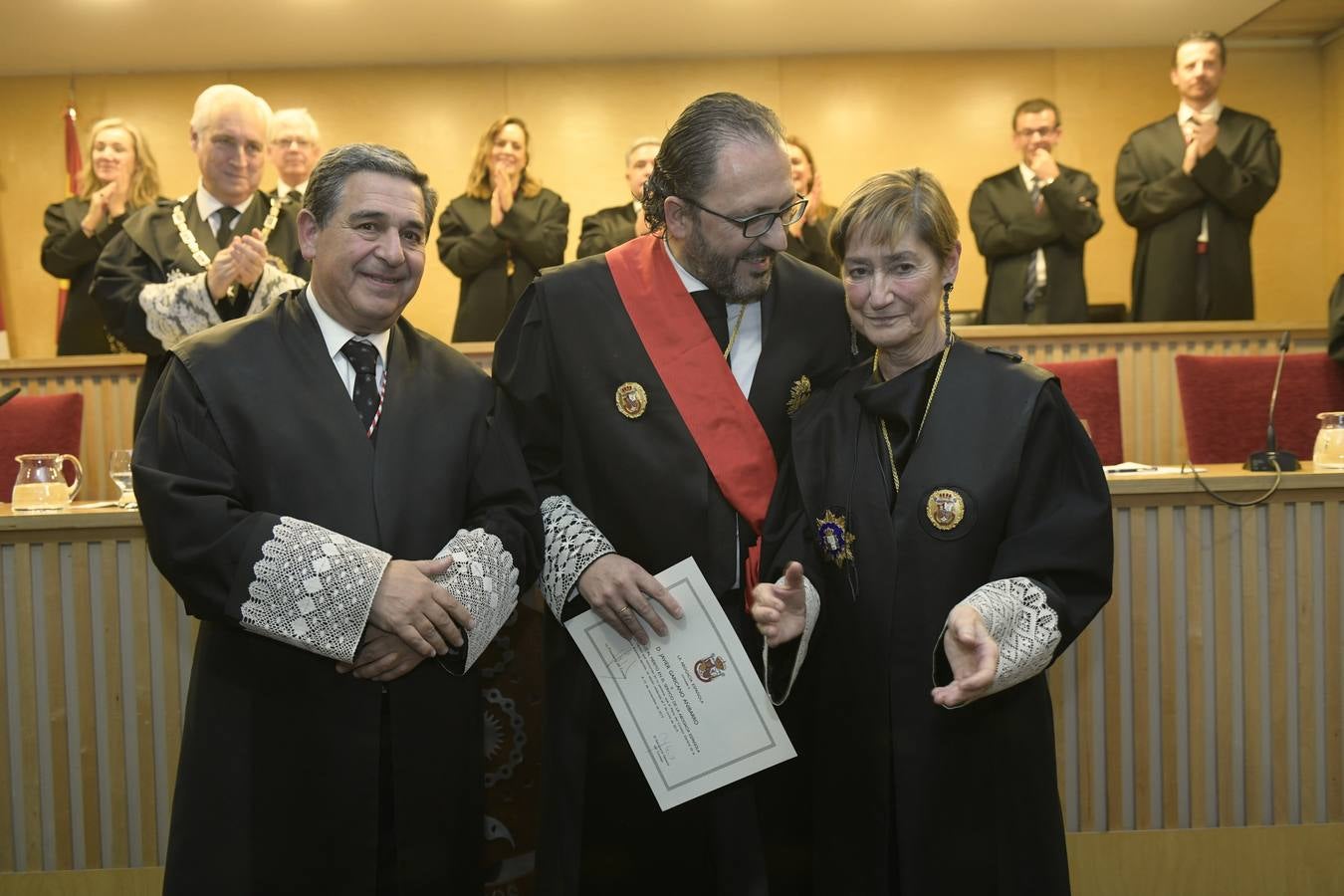 El decano del Colegio de Abogados, Javier Garicano Añíbarro, recibió de manos de la presidenta del Consejo General de la Abogacía Española, Victoria Ortega, la Gran Cruz al Mérito en el Servicio de la Abogacía | Además, se impusieron 59 insignias de plata, y las de oro fueron para Ángel Sanz Velasco y Luis Lavín | El acto concluyó con un homenaje a Blanca Montes, fallecida en julio