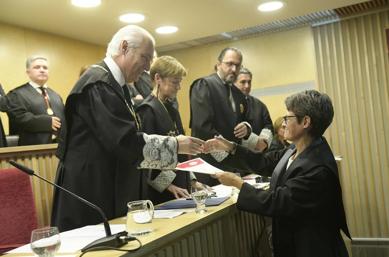 El decano del Colegio de Abogados, Javier Garicano Añíbarro, recibió de manos de la presidenta del Consejo General de la Abogacía Española, Victoria Ortega, la Gran Cruz al Mérito en el Servicio de la Abogacía | Además, se impusieron 59 insignias de plata, y las de oro fueron para Ángel Sanz Velasco y Luis Lavín | El acto concluyó con un homenaje a Blanca Montes, fallecida en julio