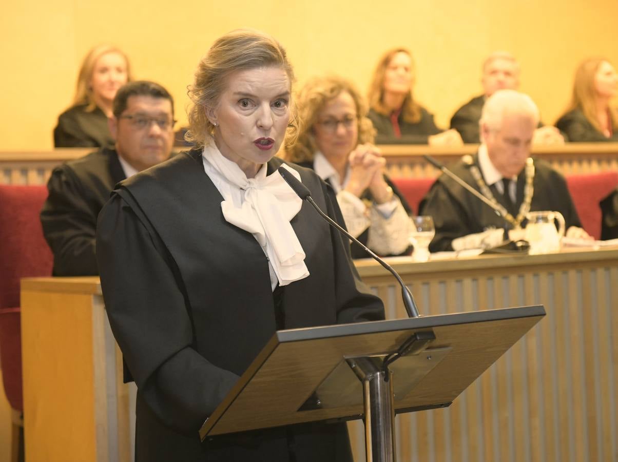 El decano del Colegio de Abogados, Javier Garicano Añíbarro, recibió de manos de la presidenta del Consejo General de la Abogacía Española, Victoria Ortega, la Gran Cruz al Mérito en el Servicio de la Abogacía | Además, se impusieron 59 insignias de plata, y las de oro fueron para Ángel Sanz Velasco y Luis Lavín | El acto concluyó con un homenaje a Blanca Montes, fallecida en julio