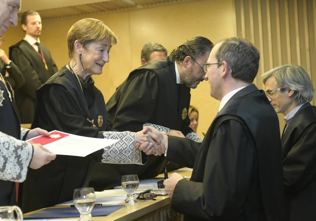 El decano del Colegio de Abogados, Javier Garicano Añíbarro, recibió de manos de la presidenta del Consejo General de la Abogacía Española, Victoria Ortega, la Gran Cruz al Mérito en el Servicio de la Abogacía | Además, se impusieron 59 insignias de plata, y las de oro fueron para Ángel Sanz Velasco y Luis Lavín | El acto concluyó con un homenaje a Blanca Montes, fallecida en julio