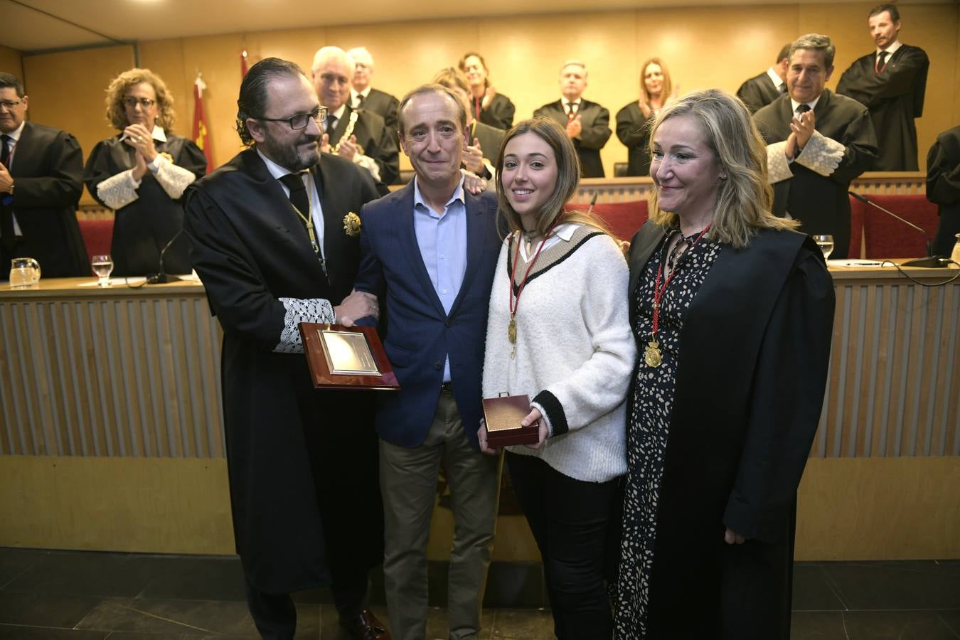 El decano del Colegio de Abogados, Javier Garicano Añíbarro, recibió de manos de la presidenta del Consejo General de la Abogacía Española, Victoria Ortega, la Gran Cruz al Mérito en el Servicio de la Abogacía | Además, se impusieron 59 insignias de plata, y las de oro fueron para Ángel Sanz Velasco y Luis Lavín | El acto concluyó con un homenaje a Blanca Montes, fallecida en julio