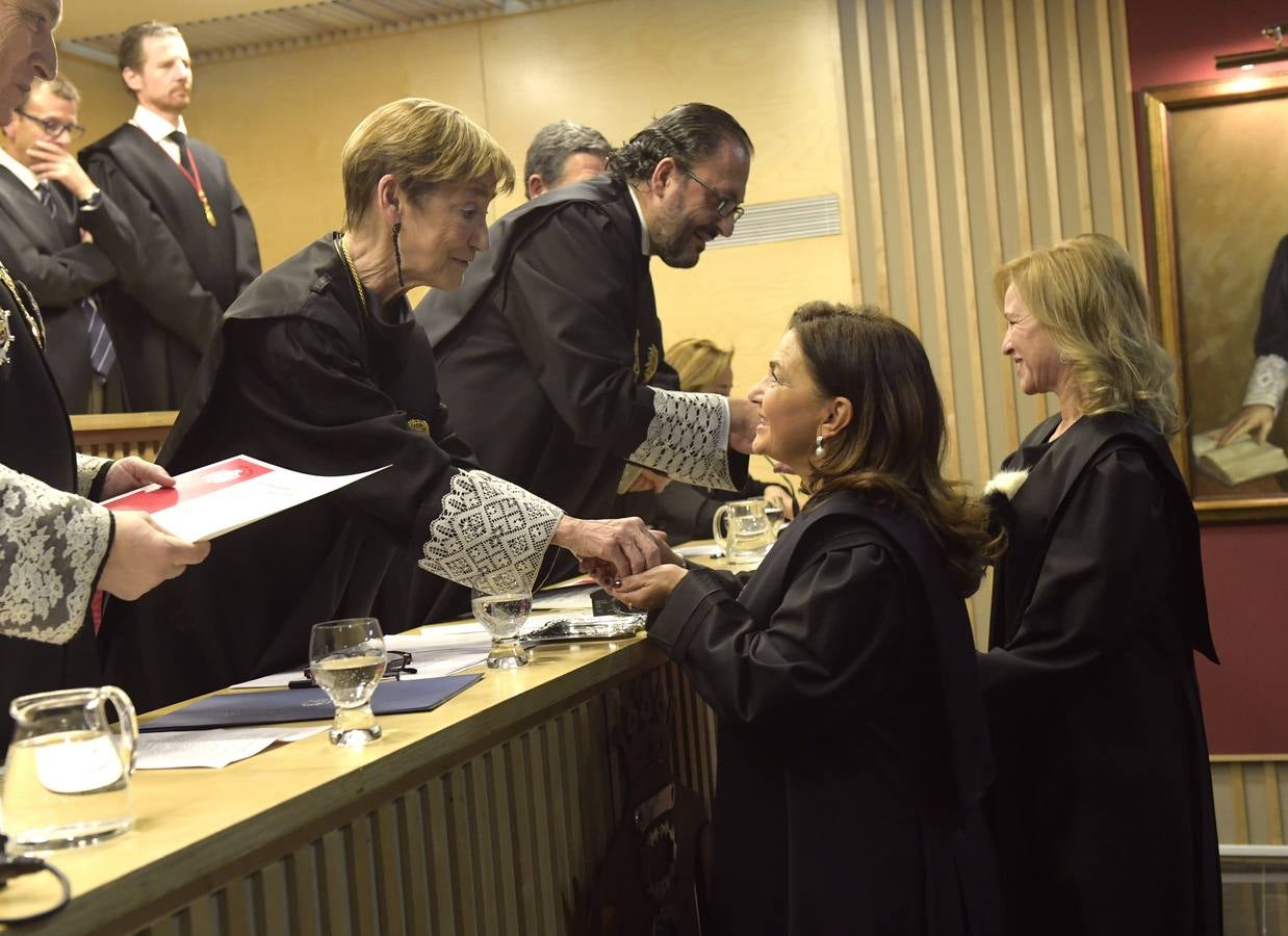 El decano del Colegio de Abogados, Javier Garicano Añíbarro, recibió de manos de la presidenta del Consejo General de la Abogacía Española, Victoria Ortega, la Gran Cruz al Mérito en el Servicio de la Abogacía | Además, se impusieron 59 insignias de plata, y las de oro fueron para Ángel Sanz Velasco y Luis Lavín | El acto concluyó con un homenaje a Blanca Montes, fallecida en julio