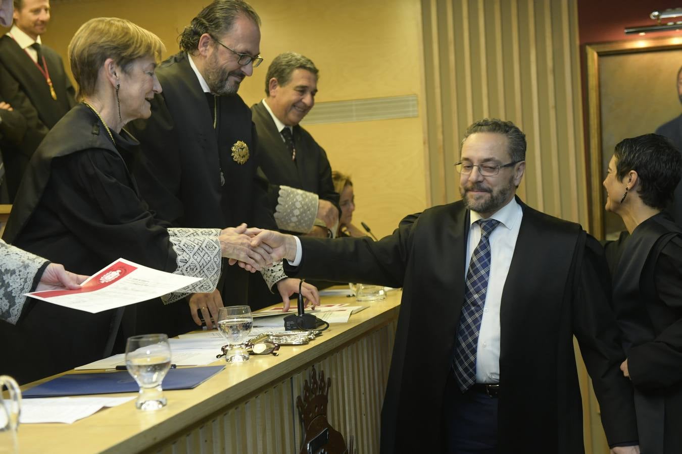 El decano del Colegio de Abogados, Javier Garicano Añíbarro, recibió de manos de la presidenta del Consejo General de la Abogacía Española, Victoria Ortega, la Gran Cruz al Mérito en el Servicio de la Abogacía | Además, se impusieron 59 insignias de plata, y las de oro fueron para Ángel Sanz Velasco y Luis Lavín | El acto concluyó con un homenaje a Blanca Montes, fallecida en julio