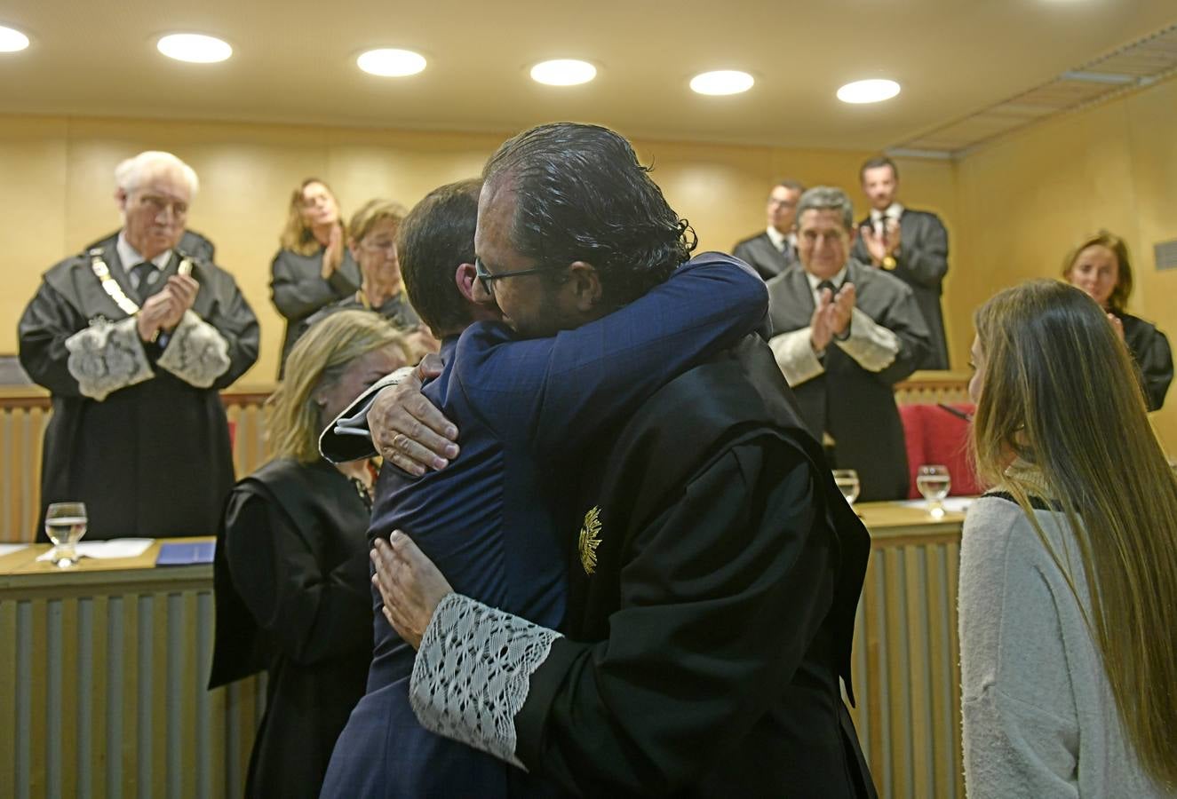 El decano del Colegio de Abogados, Javier Garicano Añíbarro, recibió de manos de la presidenta del Consejo General de la Abogacía Española, Victoria Ortega, la Gran Cruz al Mérito en el Servicio de la Abogacía | Además, se impusieron 59 insignias de plata, y las de oro fueron para Ángel Sanz Velasco y Luis Lavín | El acto concluyó con un homenaje a Blanca Montes, fallecida en julio