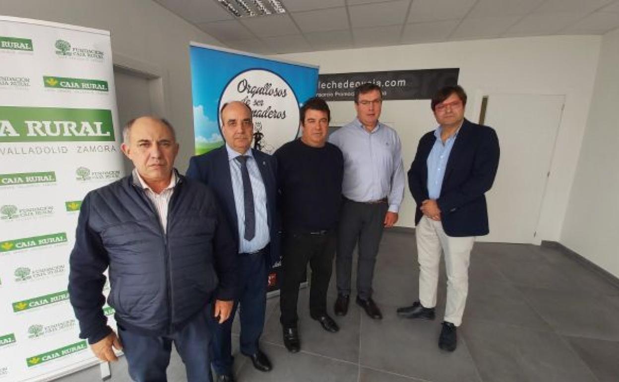 Representantes del Consorcio de Promoción del Ovino junto al director general de Política Agraria Comunitaria, Juan Pedro Medina. 