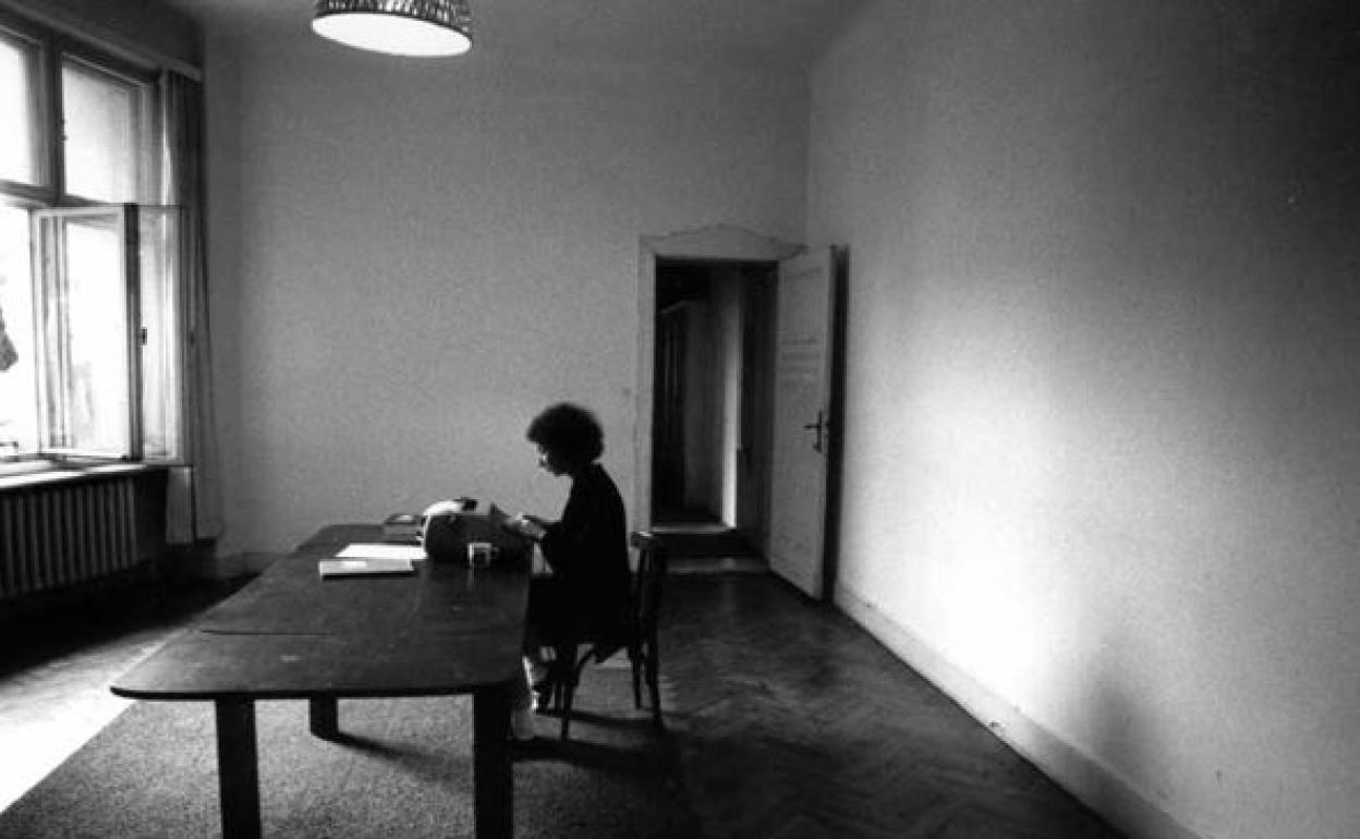 Margaret Atwood, en Berlín en 1984 escribiendo 'El cuento de la criada'.