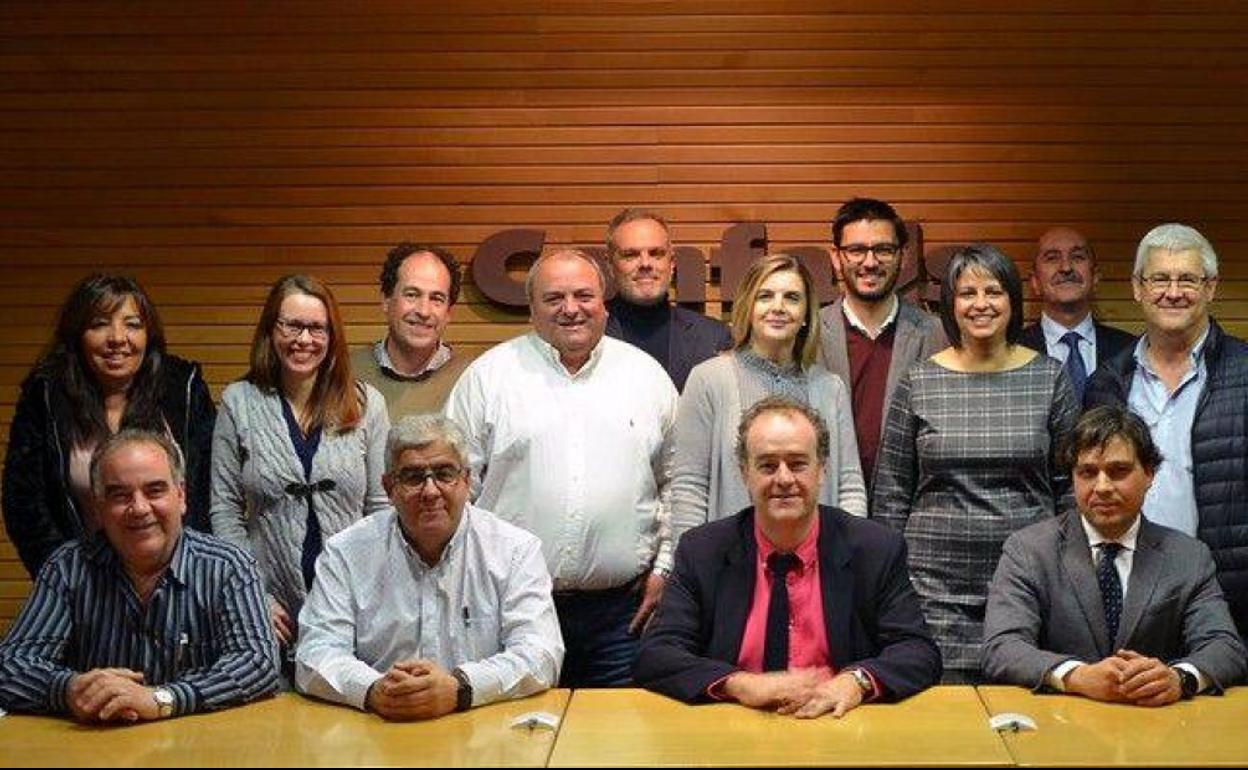 Juan Manuel Gómez (en el centro)posa con el resto de miembros del nuevo Comité Ejecutivo.