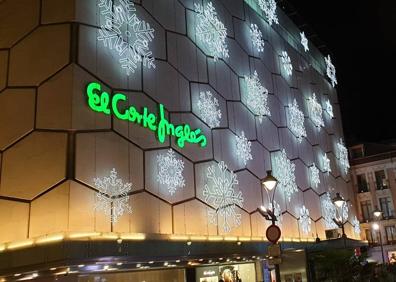 Imagen secundaria 1 - Coral Ciudad de Valladolid y fachada iluminada en el Corte Inglés de Constitución. En la tercera foto, iluminación navideña del centro del Paseo de Zorrilla. 