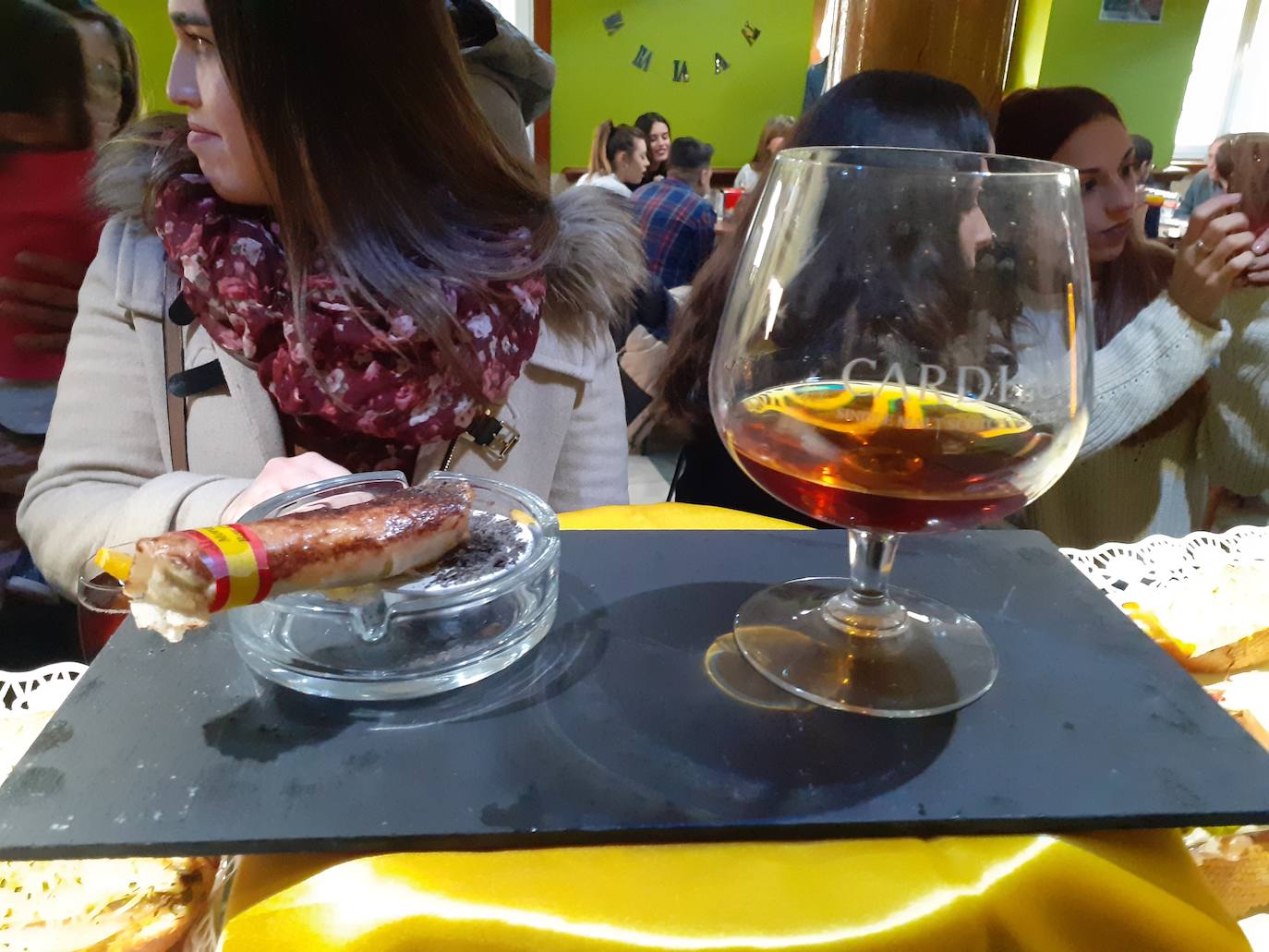 Vecinos y visitantes disfrutan de los pinchos del concurso de Villabrágima durante este fin de semana. 