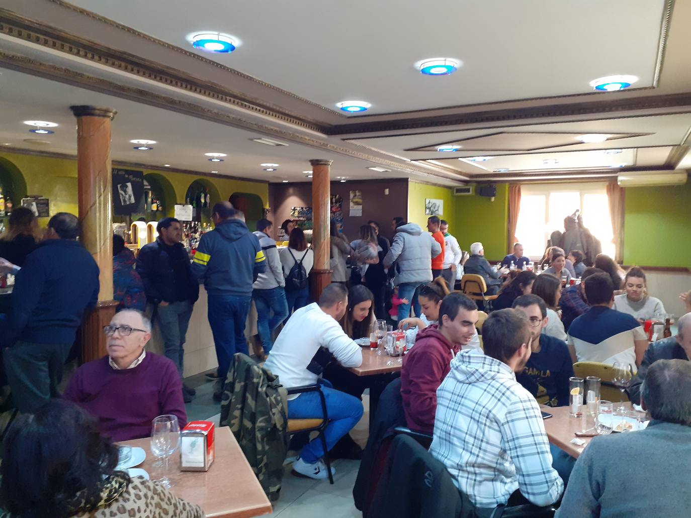 Vecinos y visitantes disfrutan de los pinchos del concurso de Villabrágima durante este fin de semana. 