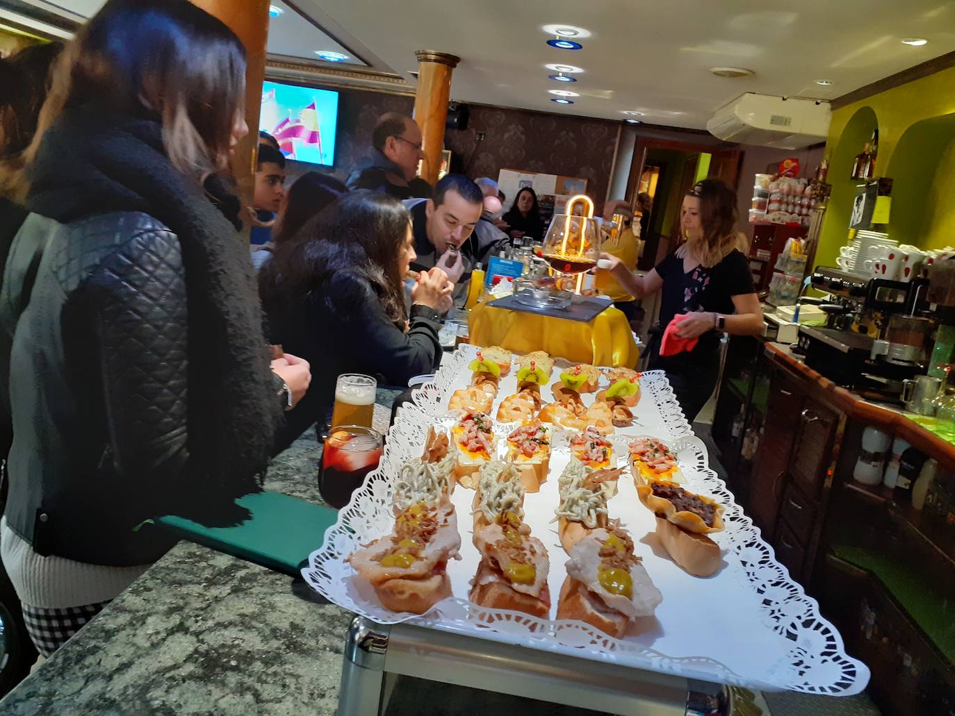 Vecinos y visitantes disfrutan de los pinchos del concurso de Villabrágima durante este fin de semana. 